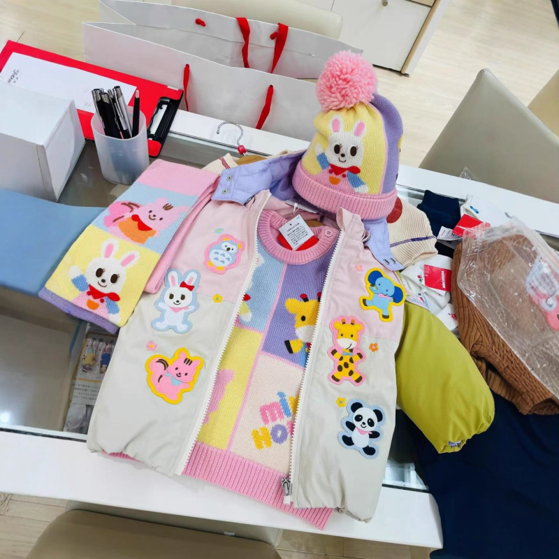 Bērnu ziemas jaka ar dzīvnieku motīvu un izšuvumu, 91–94% balta pīļu pūka, universāla, rāvējslēdzējs, noņemama kapuce, 3–8 gadi