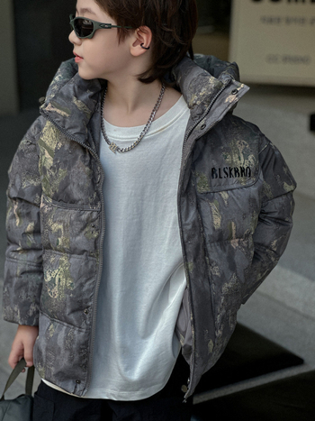 Bērnu kapucēta ziemas jaka ar kamuflāžas rakstu, pildīta ar pīļu pūku