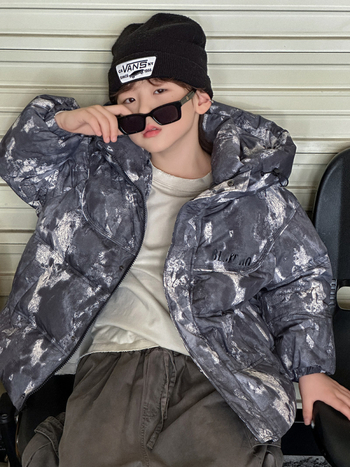 Bērnu kapucēta ziemas jaka ar kamuflāžas rakstu, pildīta ar pīļu pūku