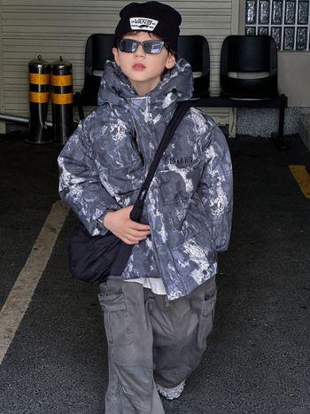 Bērnu kapucēta ziemas jaka ar kamuflāžas rakstu, pildīta ar pīļu pūku