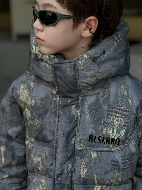 Bērnu kapucēta ziemas jaka ar kamuflāžas rakstu, pildīta ar pīļu pūku