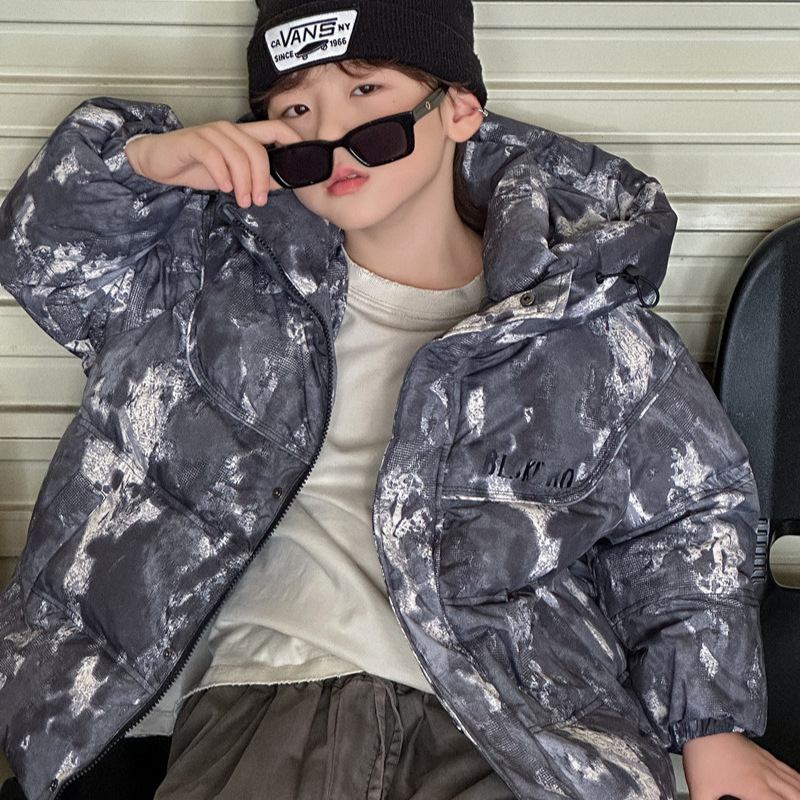 Bērnu kapucēta ziemas jaka ar kamuflāžas rakstu, pildīta ar pīļu pūku