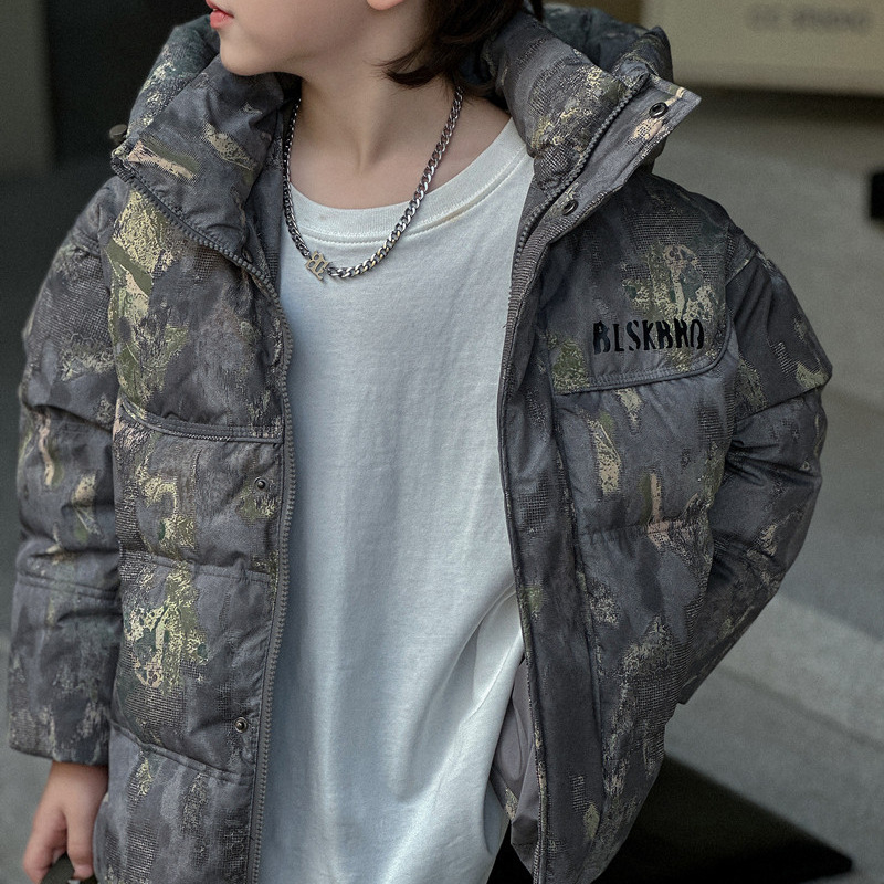 Bērnu kapucēta ziemas jaka ar kamuflāžas rakstu, pildīta ar pīļu pūku