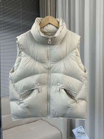 Ženski gilet od perja - ultra kratka duljina, stojeći ovratnik, sadržaj perja 51–55%, glavni materijal: elastan