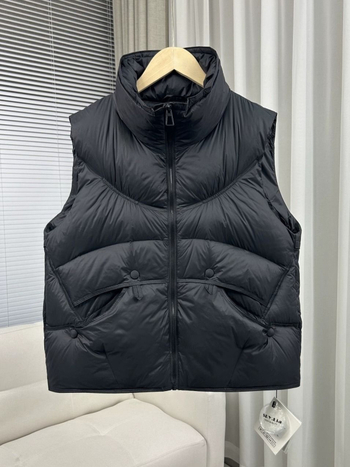 Ženski gilet od perja - ultra kratka duljina, stojeći ovratnik, sadržaj perja 51–55%, glavni materijal: elastan