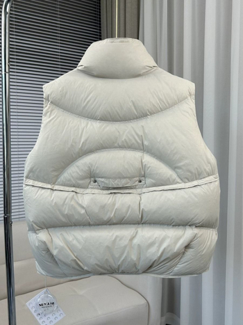Ženski gilet od perja - ultra kratka duljina, stojeći ovratnik, sadržaj perja 51–55%, glavni materijal: elastan