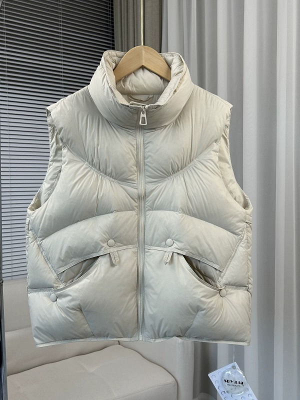 Ženski gilet od perja - ultra kratka duljina, stojeći ovratnik, sadržaj perja 51–55%, glavni materijal: elastan