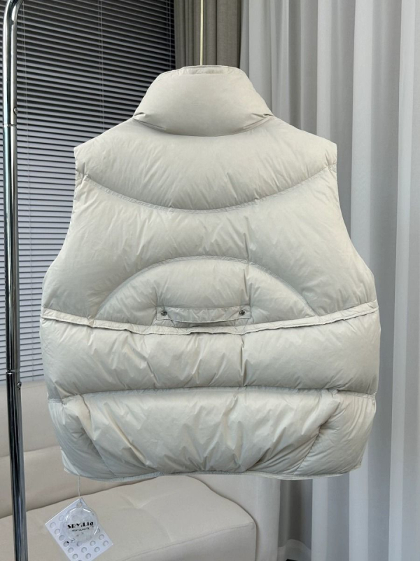 Ženski gilet od perja - ultra kratka duljina, stojeći ovratnik, sadržaj perja 51–55%, glavni materijal: elastan