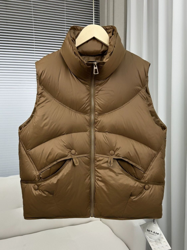 Ženski gilet od perja - ultra kratka duljina, stojeći ovratnik, sadržaj perja 51–55%, glavni materijal: elastan