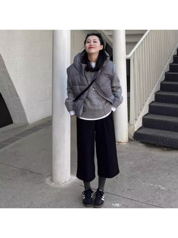 Ženski kapuljačasti prsluk od perja, kardigan/gradski stil, vanjski materijal poliester, punjenje perje, jednodruko zakopčavanje, širok kroj, duljina 50–65 cm, zima 2025