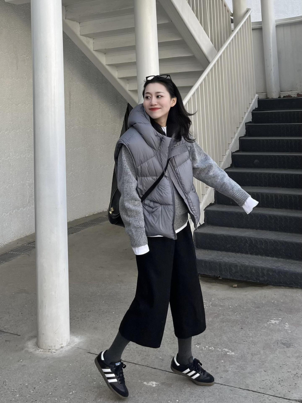 Ženski kapuljačasti prsluk od perja, kardigan/gradski stil, vanjski materijal poliester, punjenje perje, jednodruko zakopčavanje, širok kroj, duljina 50–65 cm, zima 2025