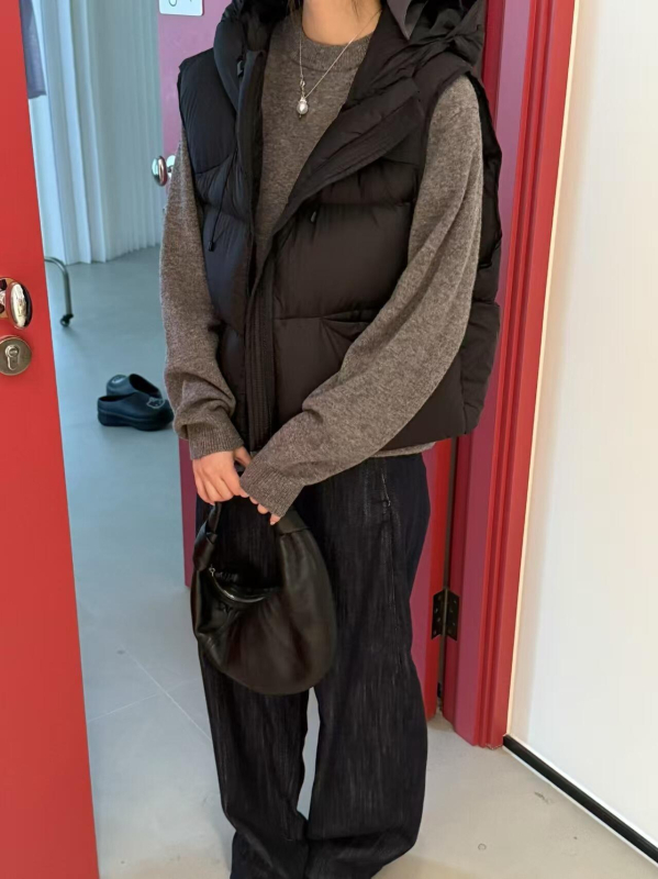 Ženski kapuljačasti prsluk od perja, kardigan/gradski stil, vanjski materijal poliester, punjenje perje, jednodruko zakopčavanje, širok kroj, duljina 50–65 cm, zima 2025