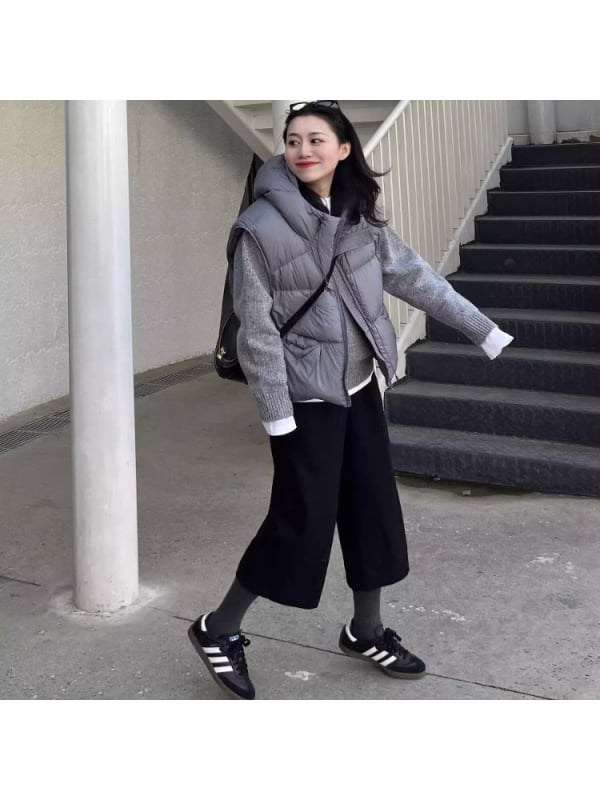 Ženski kapuljačasti prsluk od perja, kardigan/gradski stil, vanjski materijal poliester, punjenje perje, jednodruko zakopčavanje, širok kroj, duljina 50–65 cm, zima 2025