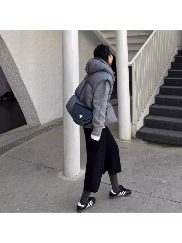 Ženski kapuljačasti prsluk od perja, kardigan/gradski stil, vanjski materijal poliester, punjenje perje, jednodruko zakopčavanje, širok kroj, duljina 50–65 cm, zima 2025