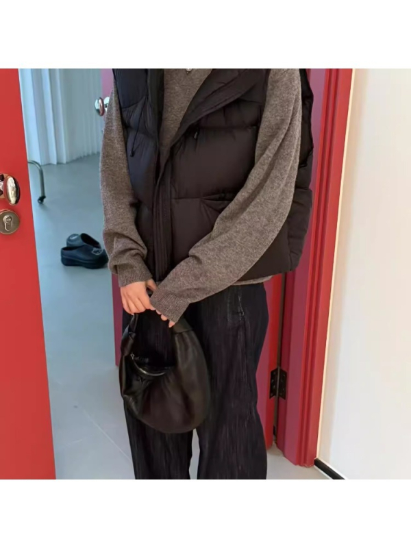 Ženski kapuljačasti prsluk od perja, kardigan/gradski stil, vanjski materijal poliester, punjenje perje, jednodruko zakopčavanje, širok kroj, duljina 50–65 cm, zima 2025