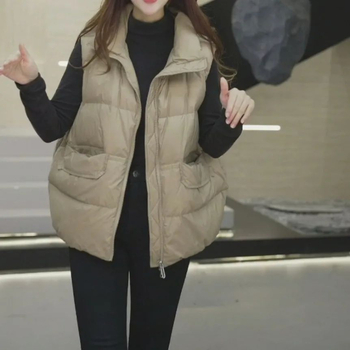 Vesta de damă cu puf, croială lejeră, țesătură Chenille cu elastan, umplutură din puf de rață alb, conținut puf 81–85%, lungime ultra-scurtă ≤40 cm, guler înalt