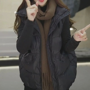 Vesta de damă cu puf, croială lejeră, țesătură Chenille cu elastan, umplutură din puf de rață alb, conținut puf 81–85%, lungime ultra-scurtă ≤40 cm, guler înalt