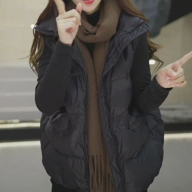 Vesta de damă cu puf, croială lejeră, țesătură Chenille cu elastan, umplutură din puf de rață alb, conținut puf 81–85%, lungime ultra-scurtă ≤40 cm, guler înalt