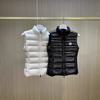 Szűk szabású toll mellény fehér kacsa tolltöltettel, cipzáras zárás, álló gallér, levehető bélés, vast poliészter-spandex anyag