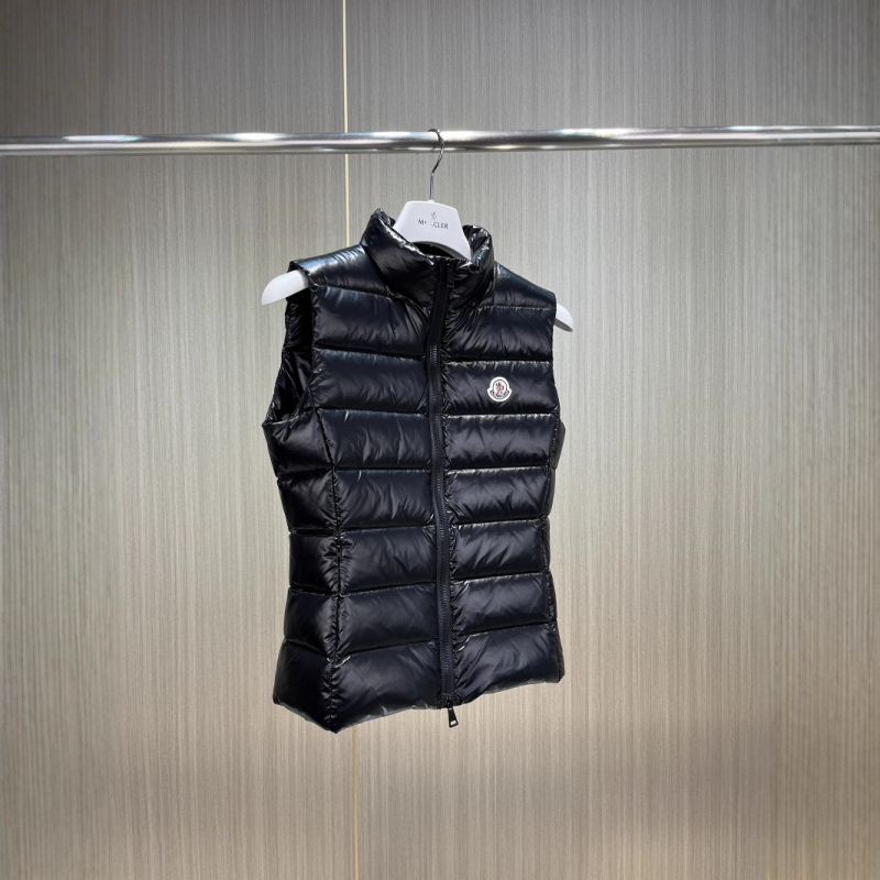 Szűk szabású toll mellény fehér kacsa tolltöltettel, cipzáras zárás, álló gallér, levehető bélés, vast poliészter-spandex anyag