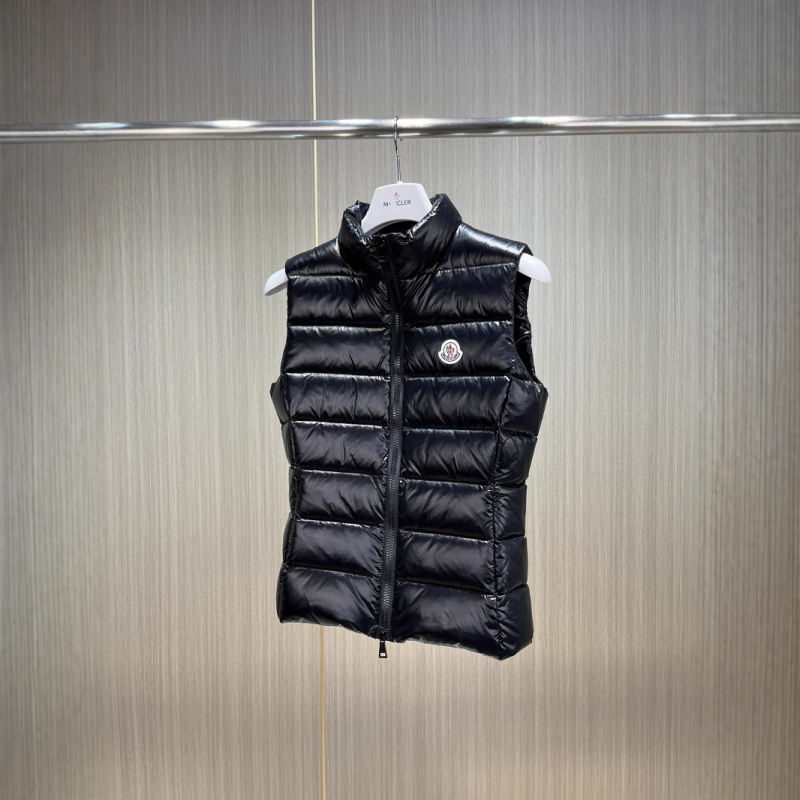 Szűk szabású toll mellény fehér kacsa tolltöltettel, cipzáras zárás, álló gallér, levehető bélés, vast poliészter-spandex anyag