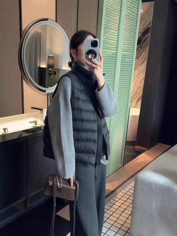 Moteriška pūkinė liemenė su stoviu kaklu, užtrauktukas, poliesterio audinys, laisvas kirpimas, Žiema 2025