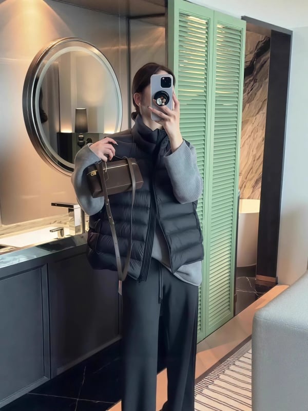 Moteriška pūkinė liemenė su stoviu kaklu, užtrauktukas, poliesterio audinys, laisvas kirpimas, Žiema 2025