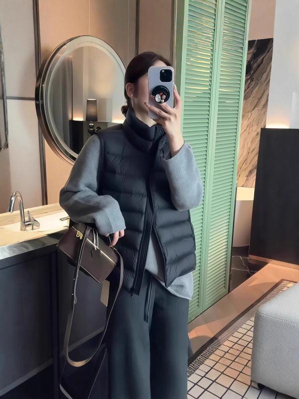 Moteriška pūkinė liemenė su stoviu kaklu, užtrauktukas, poliesterio audinys, laisvas kirpimas, Žiema 2025