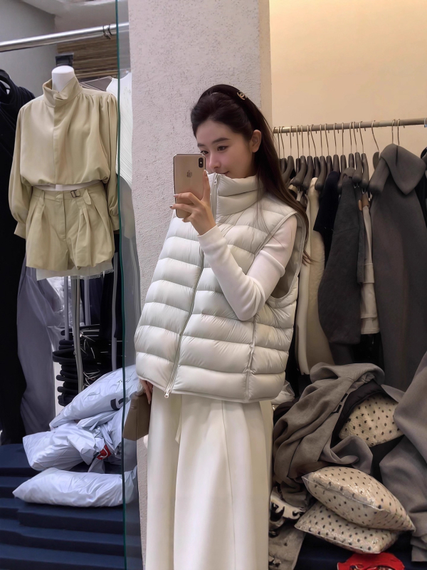 Moteriška pūkinė liemenė su stoviu kaklu, užtrauktukas, poliesterio audinys, laisvas kirpimas, Žiema 2025