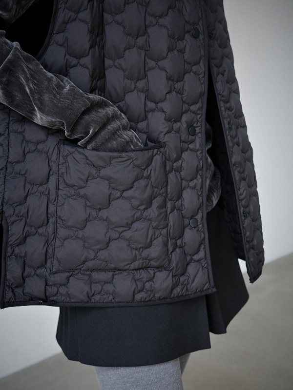 Moteriška pūkinė liemenė – japonų stiliaus megztinis, įprastas ilgis, kaklo apykaklė, poliesterio audinys, pūkų įdaras