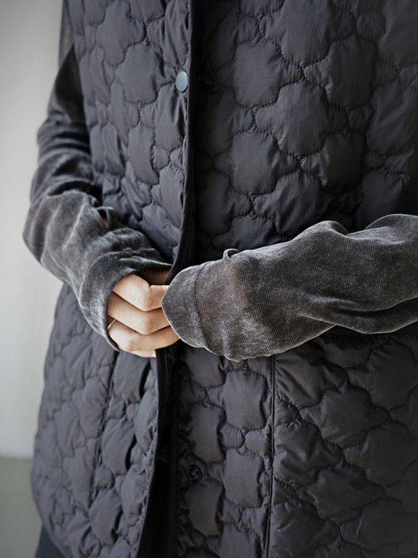 Moteriška pūkinė liemenė – japonų stiliaus megztinis, įprastas ilgis, kaklo apykaklė, poliesterio audinys, pūkų įdaras