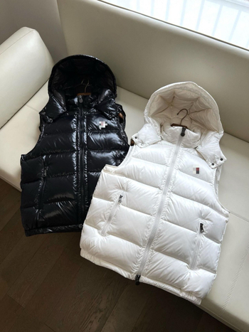 Unisex pūkų liemenė su gobtuvu, 200 g balto antis pūkų, laisvas siluetas, užtrauktukas, kelios kišenės, tinkama pavasariui, rudeniui ir žiemai, poliesterio audinys