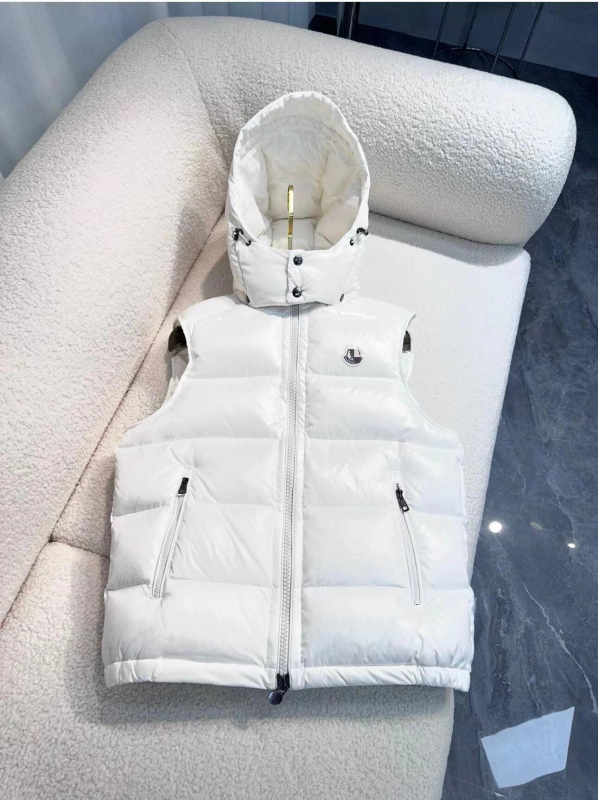 Unisex pūkų liemenė su gobtuvu, 200 g balto antis pūkų, laisvas siluetas, užtrauktukas, kelios kišenės, tinkama pavasariui, rudeniui ir žiemai, poliesterio audinys