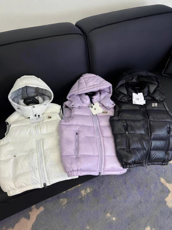 Unisex pūkų liemenė su gobtuvu, 200 g balto antis pūkų, laisvas siluetas, užtrauktukas, kelios kišenės, tinkama pavasariui, rudeniui ir žiemai, poliesterio audinys