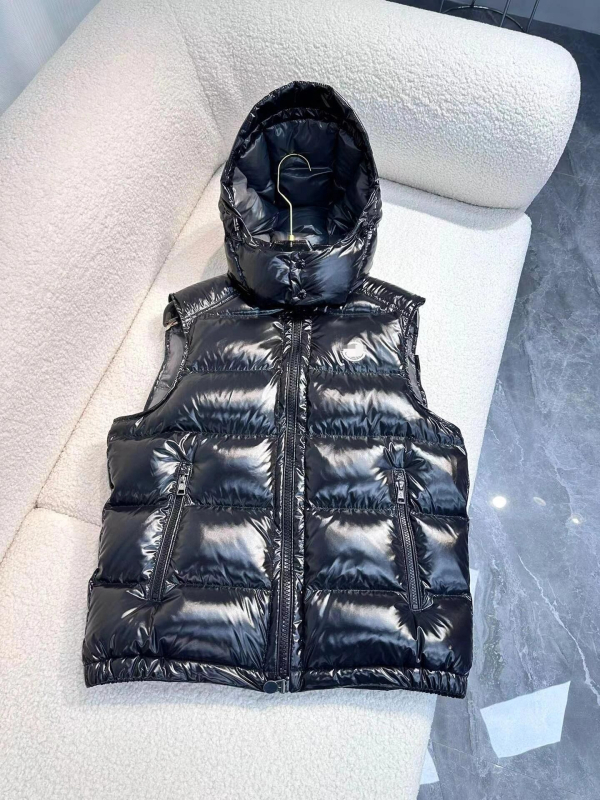 Unisex pūkų liemenė su gobtuvu, 200 g balto antis pūkų, laisvas siluetas, užtrauktukas, kelios kišenės, tinkama pavasariui, rudeniui ir žiemai, poliesterio audinys