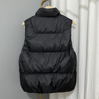 Ženski prsluk s perjem, stojeći ovratnik, kopčanje na jednu kopču, standardna duljina 50–65 cm, regenerirano celulozno vlakno, sadržaj perja 81–85%