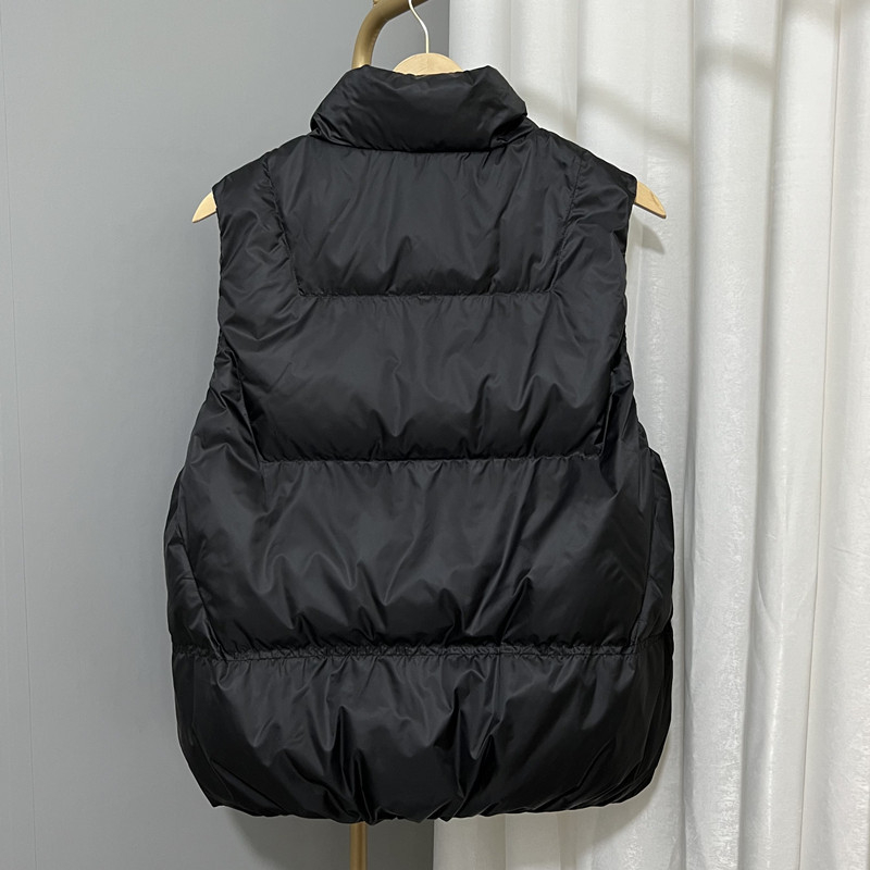 Ženski prsluk s perjem, stojeći ovratnik, kopčanje na jednu kopču, standardna duljina 50–65 cm, regenerirano celulozno vlakno, sadržaj perja 81–85%