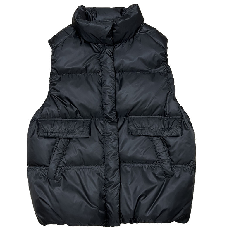 Ženski prsluk s perjem, stojeći ovratnik, kopčanje na jednu kopču, standardna duljina 50–65 cm, regenerirano celulozno vlakno, sadržaj perja 81–85%