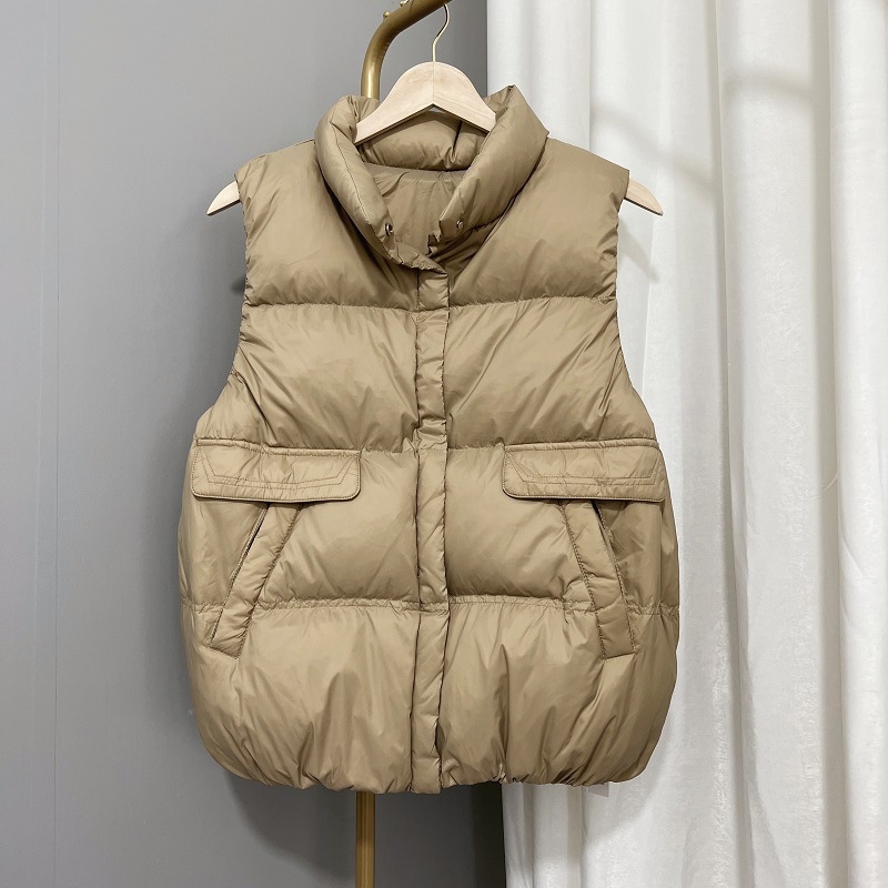 Ženski prsluk s perjem, stojeći ovratnik, kopčanje na jednu kopču, standardna duljina 50–65 cm, regenerirano celulozno vlakno, sadržaj perja 81–85%