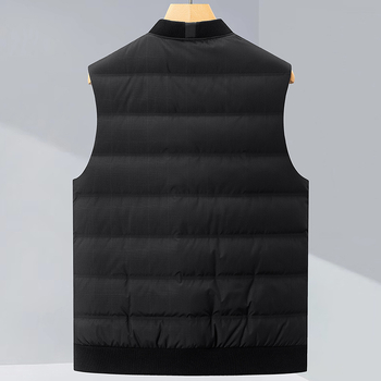 Unisex dūnu veste — stāvošs apkaklis, rāvējslēdzējs, bez piedurknēm, minimālistisks vienkrāsains dizains; pildījums: baltais pīļu pūks (58 fill power), plāns griezums, cieši piegulošs siluets