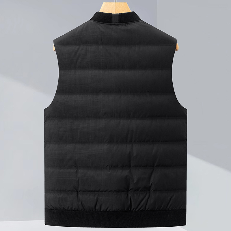 Unisex dūnu veste — stāvošs apkaklis, rāvējslēdzējs, bez piedurknēm, minimālistisks vienkrāsains dizains; pildījums: baltais pīļu pūks (58 fill power), plāns griezums, cieši piegulošs siluets