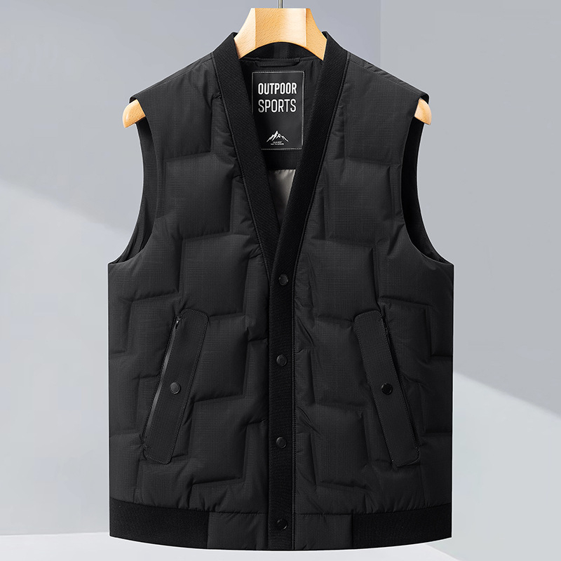 Unisex dūnu veste — stāvošs apkaklis, rāvējslēdzējs, bez piedurknēm, minimālistisks vienkrāsains dizains; pildījums: baltais pīļu pūks (58 fill power), plāns griezums, cieši piegulošs siluets