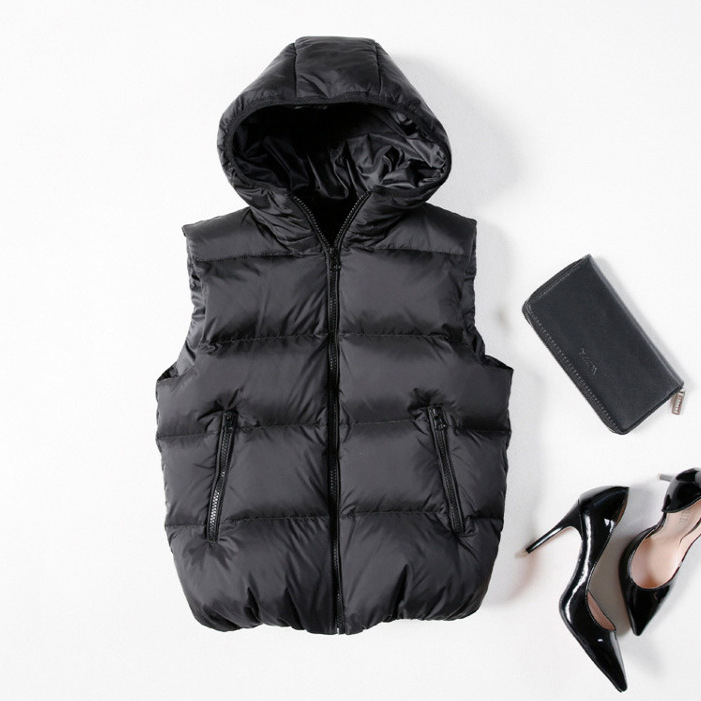 Ženska down vest s najlonom; punilo: bijeli goose down; debljina: debela; kapacitet punjenja: 101–200 g; duljina: obična (50–65 cm)