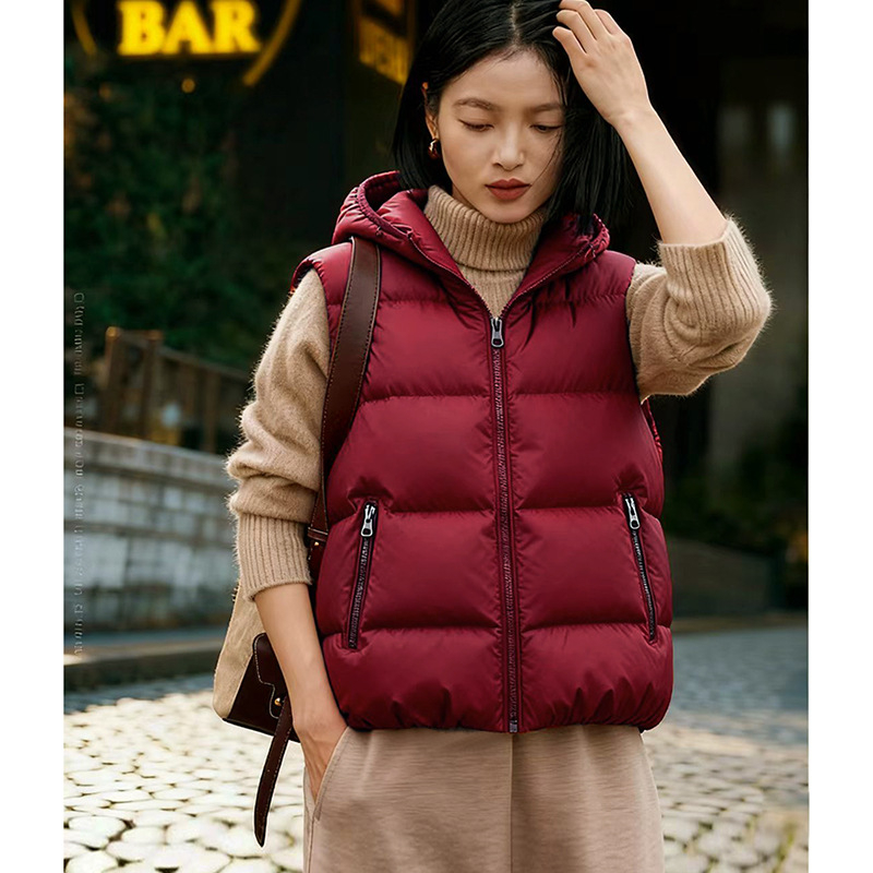 Ženska down vest s najlonom; punilo: bijeli goose down; debljina: debela; kapacitet punjenja: 101–200 g; duljina: obična (50–65 cm)