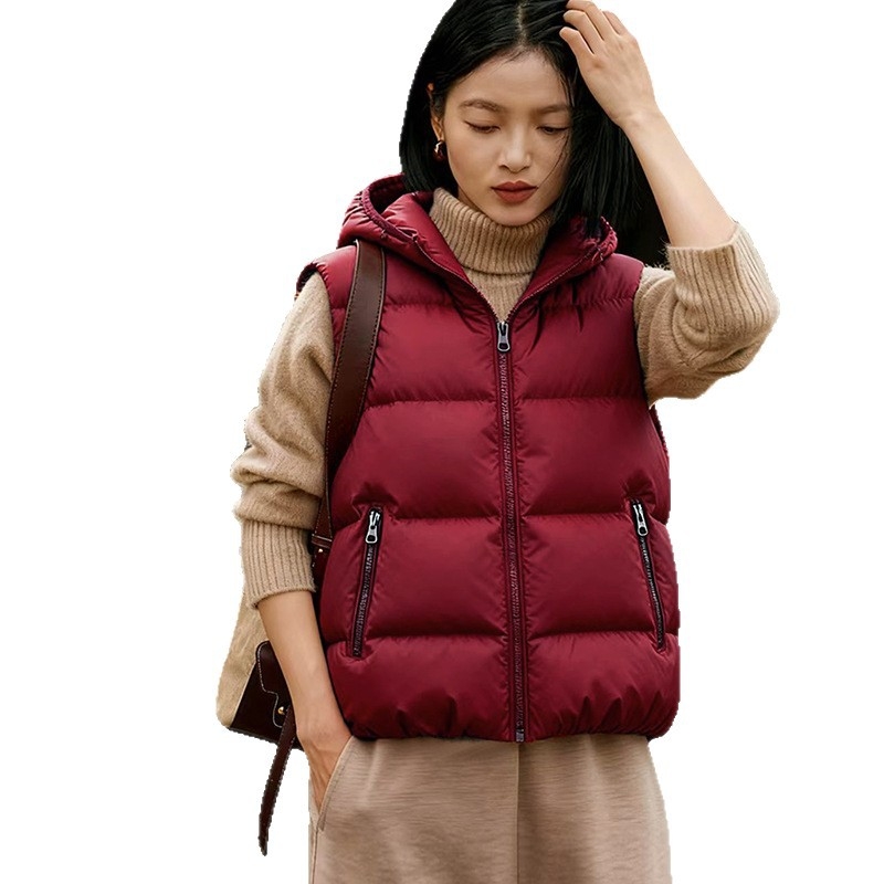 Ženska down vest s najlonom; punilo: bijeli goose down; debljina: debela; kapacitet punjenja: 101–200 g; duljina: obična (50–65 cm)