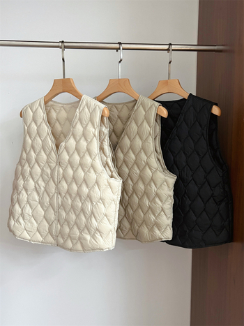 Kacsapújás pehelytöltetű mellény, V-nyakú, A-vonalú, csatos zárás, hétköznapi stílus