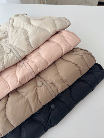 Kacsapújás pehelytöltetű mellény, V-nyakú, A-vonalú, csatos zárás, hétköznapi stílus