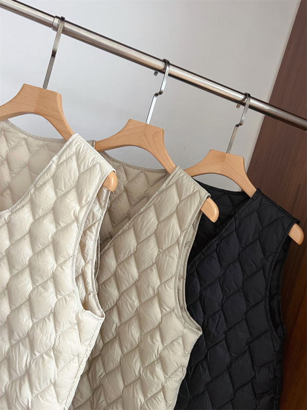 Kacsapújás pehelytöltetű mellény, V-nyakú, A-vonalú, csatos zárás, hétköznapi stílus