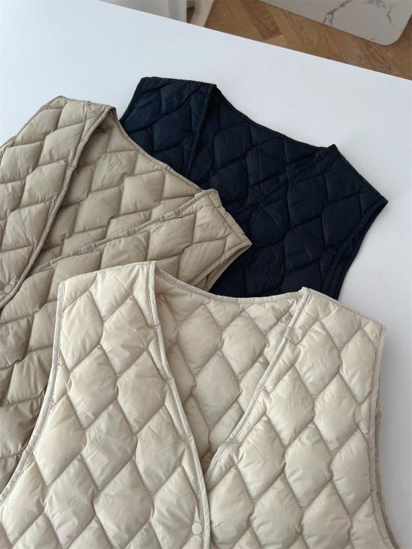 Kacsapújás pehelytöltetű mellény, V-nyakú, A-vonalú, csatos zárás, hétköznapi stílus