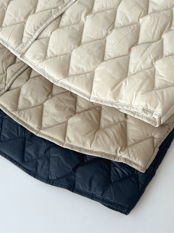 Kacsapújás pehelytöltetű mellény, V-nyakú, A-vonalú, csatos zárás, hétköznapi stílus